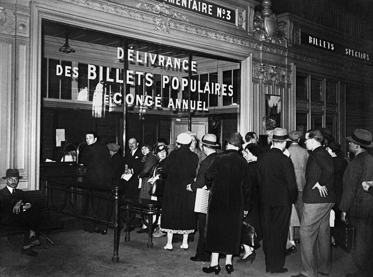 afpdes-gens-font-queue-dans-gare-pour-obtenir-billets-conge-annuel-apres-signature-accords-matignon.jpg