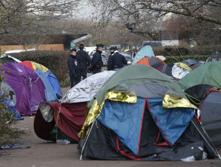 policiers-lors-demantelement-camp-refugies-saint-denis-16-decembre-2016.jpg