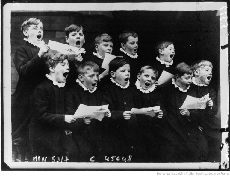 Enfants chantant.
