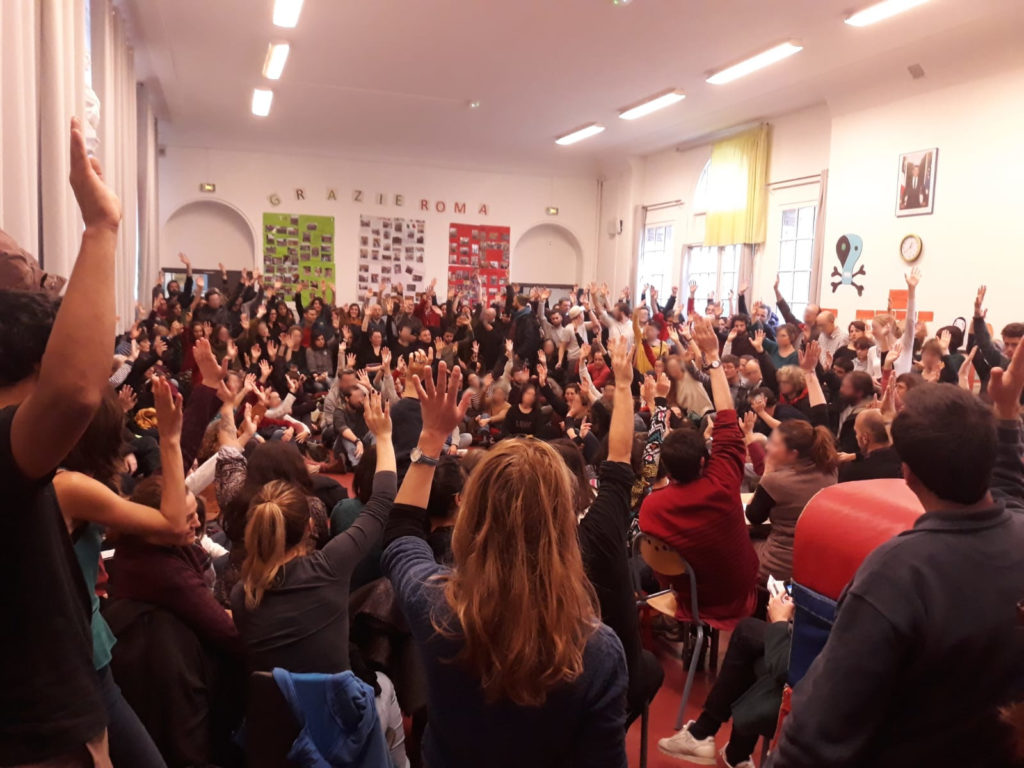 AG de grévistes dans une école à Paris décembre 2019
