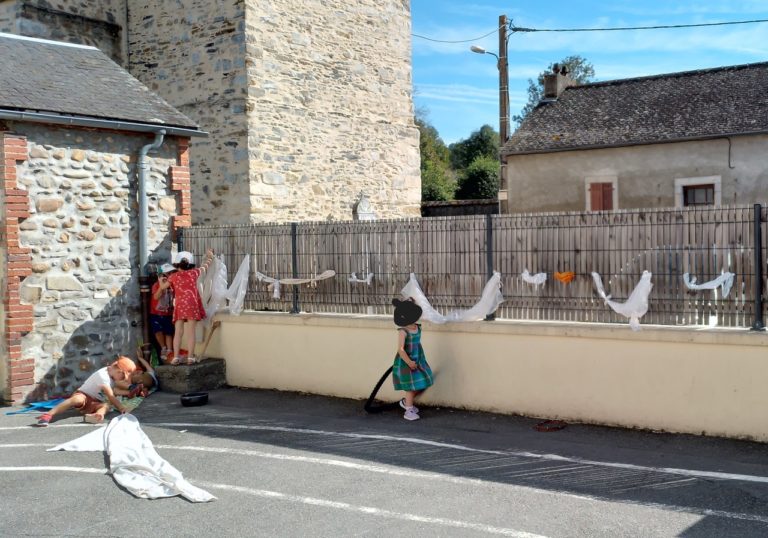 cours de récréation, des draps sont accrochés aux barrières