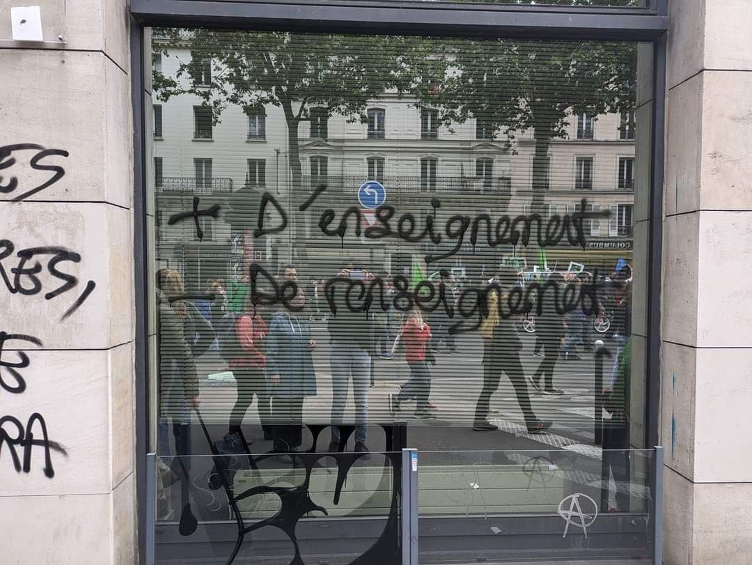 tag plus d'enseignants moins de renseignement,