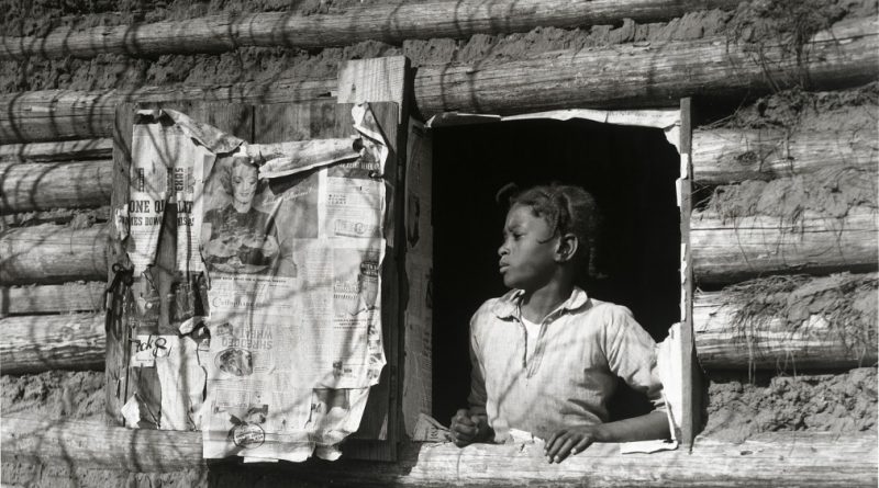 jeune fille noire dans l'encadrement d'une fenêtre