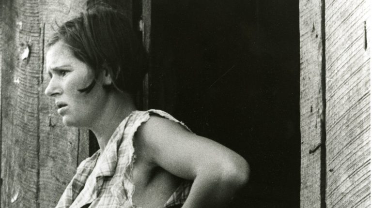 photo noir et blanc d'une femme l'air soucieux