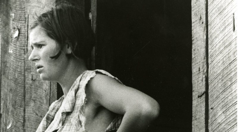 photo noir et blanc d'une femme l'air soucieux