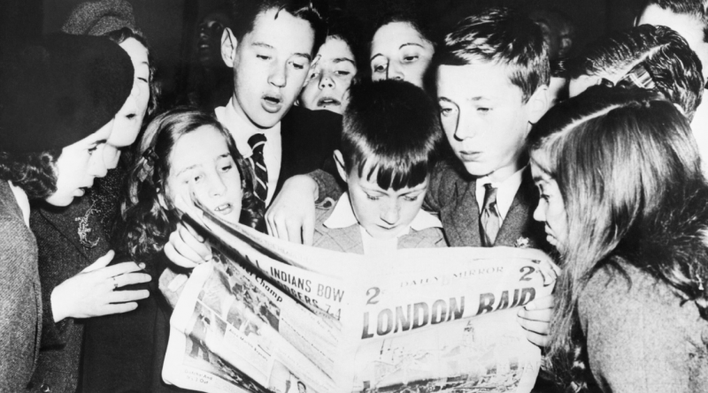 des enfants lisent un journal en anglais / photo noire et blanc